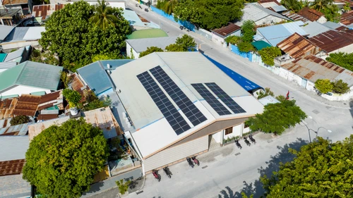 ކުޅުދުއްފުށި ސިޓީ ކައުންސިލްގެ އިދާރާ އަދި މިއިދާރާގެ ބެލުމުގެ ދަށުގައިވާ އެހެން އިމާރާތްތަކުގައި ފޮޓޯވޮލްޓެއިކް / ސޯލާ ޕެނަލް ހަރުުކުރުމުގެ މަސައްކަތް